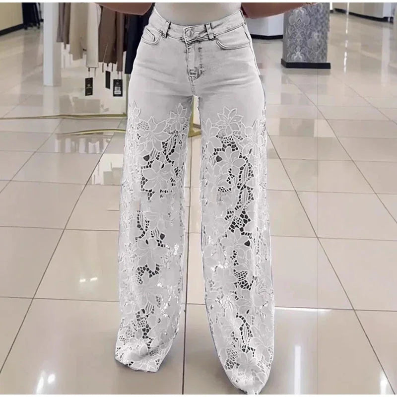 Calça Jeans Bettina™ em Denim Moderno com Renda Artesanal Floral / Estilo e Conforto Casual Chic para Looks Memoráveis