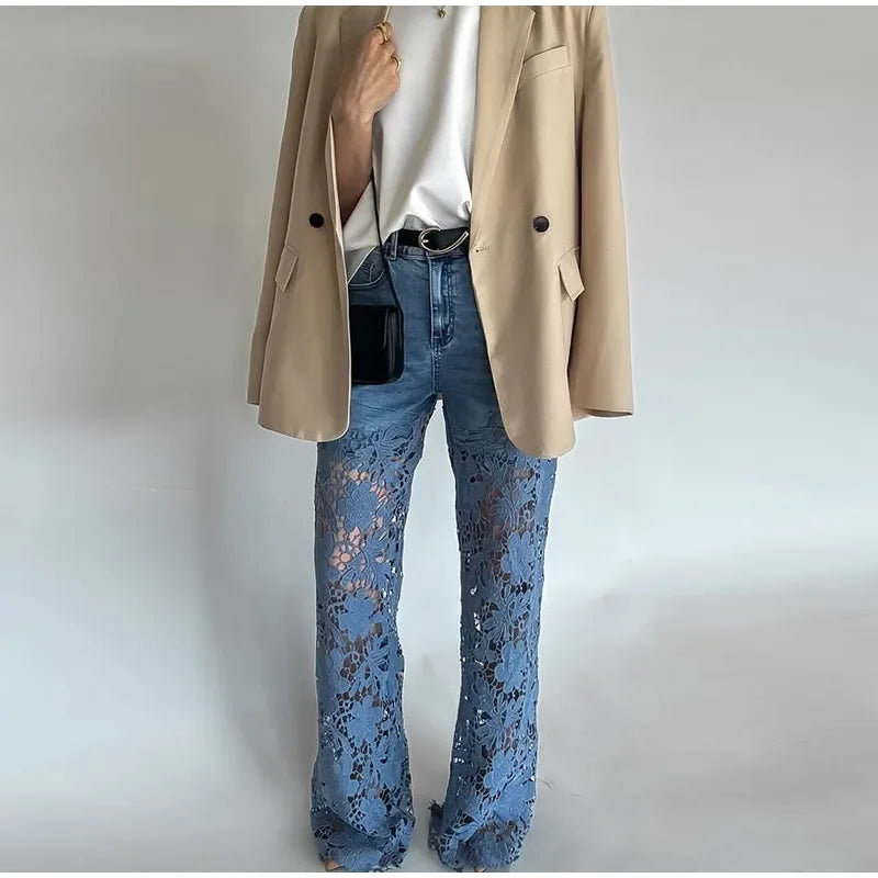 Calça Jeans Bettina™ em Denim Moderno com Renda Artesanal Floral / Estilo e Conforto Casual Chic para Looks Memoráveis
